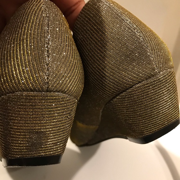 CL by Laundry Wedge Shoe. Size: 7 - Picture 3 of 8